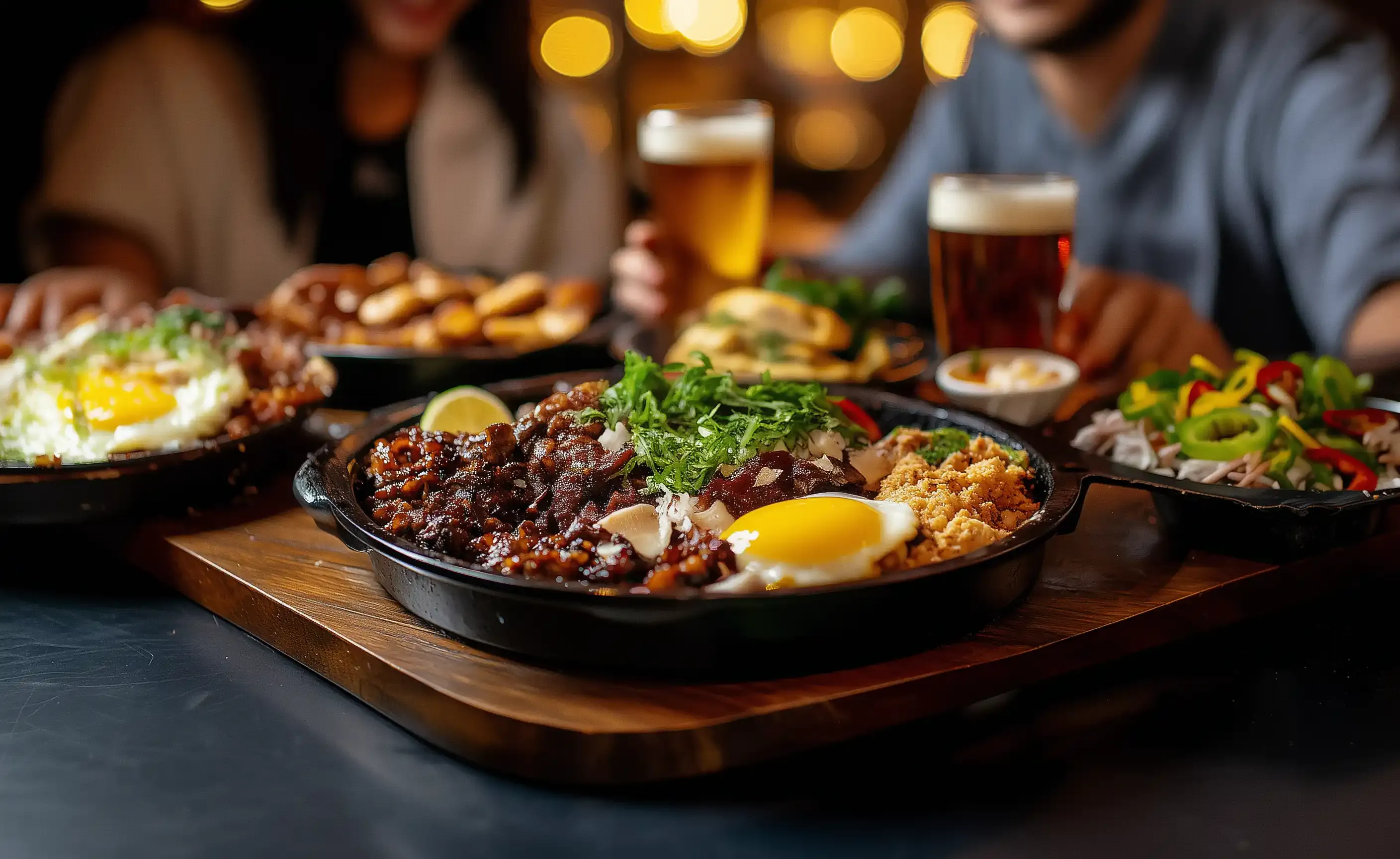 Gente disfrutando un buen momento con comida y cerveza